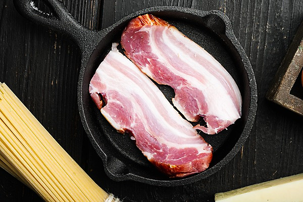 포토 JPG 해외이미지 식재료 검은배경 실내 사람없음 하이앵글 프라이팬 베이컨 파스타면 해외포토 뷰포인트 백그라운드 주방용품 파스타 돼지고기 내부 검은색 면류 파일형식