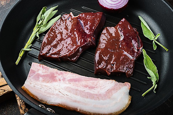 포토 JPG 해외이미지 식재료 검은배경 실내 사람없음 프라이팬 베이컨 훈제 세이지 소간 적양파 해외포토 음식 백그라운드 주방용품 양파 돼지고기 내부 검은색 파일형식