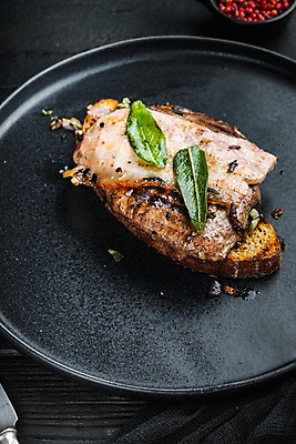 포토 JPG 해외이미지 접시 식재료 검은배경 실내 사람없음 굽기 베이컨 세이지 소간 해외포토 식기 백그라운드 돼지고기 내부 검은색 구이 파일형식