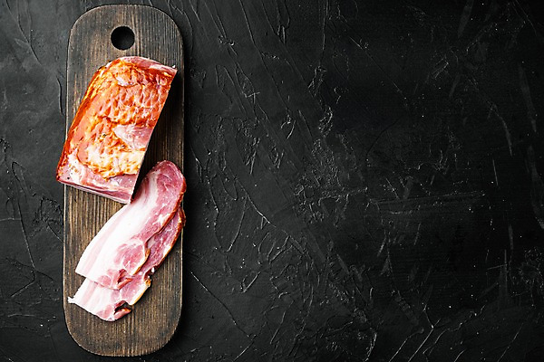 포토 JPG 해외이미지 식재료 검은배경 실내 사람없음 베이컨 훈제 나무도마 카피스페이스 해외포토 음식 백그라운드 도마 돼지고기 내부 목재 검은색 공백 파일형식