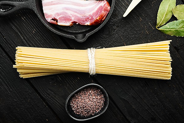 포토 JPG 해외이미지 식재료 검은배경 실내 사람없음 프라이팬 향신료 베이컨 월계수 파스타면 해외포토 백그라운드 주방용품 파스타 돼지고기 내부 검은색 면류 향미료 파일형식