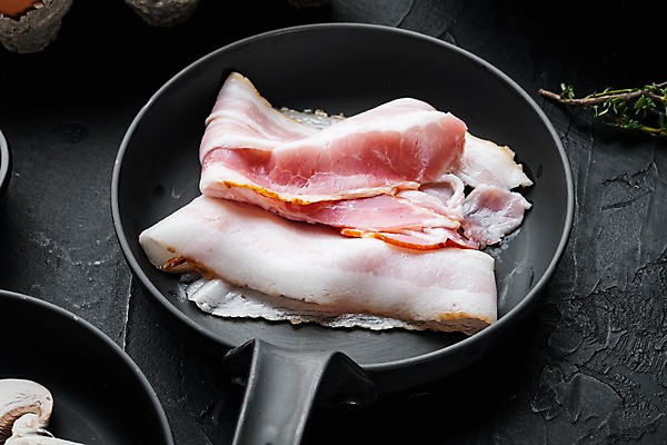 포토 JPG 해외이미지 식재료 검은배경 실내 사람없음 프라이팬 베이컨 백리향 해외포토 백그라운드 주방용품 돼지고기 내부 검은색 파일형식