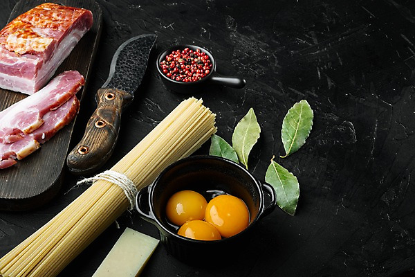 포토 JPG 해외이미지 그릇 식재료 검은배경 실내 사람없음 칼 베이컨 훈제 나무도마 날계란 월계수 통후추 파마산치즈 파스타면 카피스페이스 해외포토 식기 음식 백그라운드 치즈 도마 파스타 돼지고기 내부 목재 계란 검은색 공백 면류 후추 파일형식