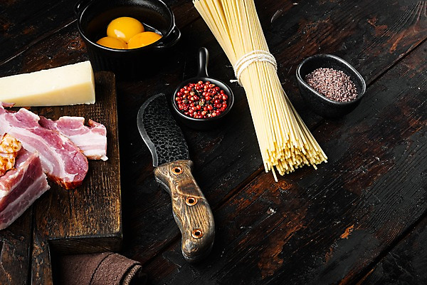 포토 JPG 해외이미지 그릇 식재료 실내 사람없음 칼 향신료 베이컨 나무도마 날계란 통후추 파마산치즈 파스타면 카피스페이스 나무배경 해외포토 식기 백그라운드 치즈 도마 파스타 돼지고기 내부 목재 계란 공백 면류 후추 향미료 파일형식