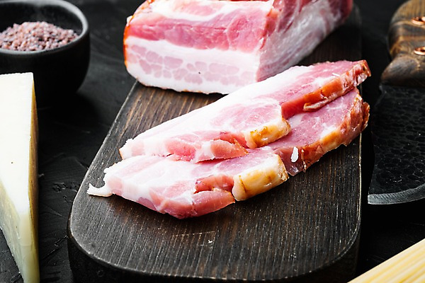 포토 JPG 해외이미지 식재료 검은배경 실내 사람없음 슬라이스 베이컨 훈제 나무도마 파마산치즈 해외포토 음식 백그라운드 치즈 도마 돼지고기 내부 목재 검은색 파일형식