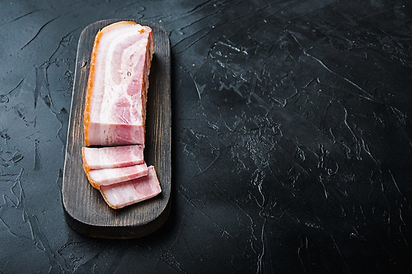 포토 JPG 해외이미지 식재료 검은배경 실내 사람없음 슬라이스 베이컨 훈제 나무도마 카피스페이스 해외포토 음식 백그라운드 도마 돼지고기 내부 목재 검은색 공백 파일형식