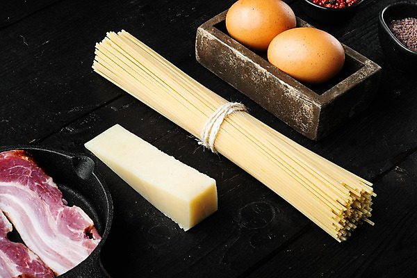 포토 JPG 해외이미지 식재료 검은배경 실내 사람없음 계란 프라이팬 나무상자 베이컨 파마산치즈 파스타면 해외포토 백그라운드 주방용품 치즈 파스타 돼지고기 내부 상자 알 검은색 면류 파일형식