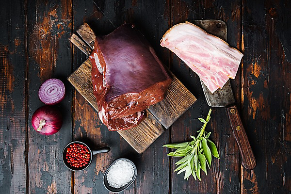 포토 JPG 해외이미지 식재료 실내 사람없음 하이앵글 칼 소금 베이컨 나무도마 세이지 소간 적양파 통후추 나무배경 해외포토 뷰포인트 백그라운드 양파 도마 돼지고기 내부 목재 후추 파일형식