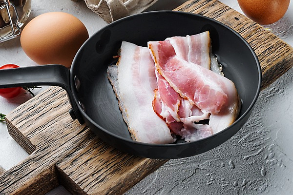 포토 JPG 해외이미지 식재료 방울토마토 실내 사람없음 계란 프라이팬 흰배경 베이컨 나무도마 해외포토 백그라운드 토마토 주방용품 도마 돼지고기 내부 목재 알 흰색 파일형식