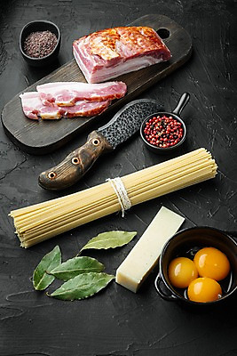 포토 JPG 해외이미지 그릇 식재료 검은배경 실내 사람없음 칼 향신료 베이컨 훈제 나무도마 날계란 월계수 통후추 파마산치즈 파스타면 해외포토 식기 음식 백그라운드 치즈 도마 파스타 돼지고기 내부 목재 계란 검은색 면류 후추 향미료 파일형식