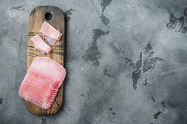 포토 JPG 해외이미지 회색배경 실내 돼지고기 사람없음 하이앵글 슬라이스 나무도마 하몽 카피스페이스 해외포토 뷰포인트 백그라운드 도마 육류 내부 목재 공백 회색 햄 파일형식
