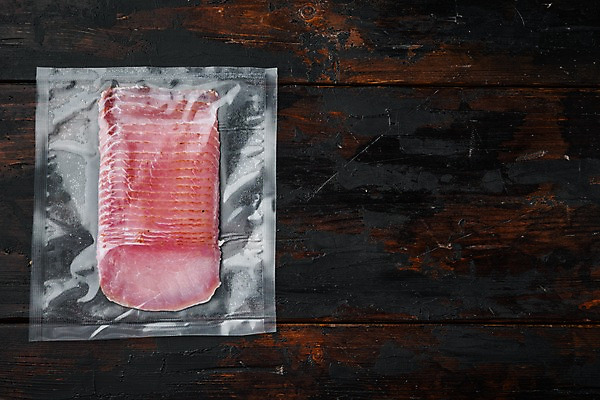 포토 JPG 해외이미지 포장 실내 돼지고기 사람없음 하이앵글 슬라이스 나무탁자 진공 하몽 카피스페이스 진공포장 해외포토 뷰포인트 탁자 육류 내부 공백 햄 파일형식
