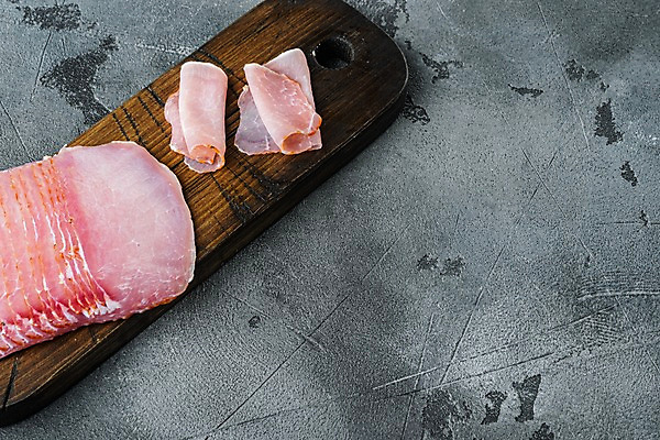 포토 JPG 해외이미지 회색배경 실내 돼지고기 사람없음 슬라이스 나무도마 하몽 카피스페이스 해외포토 백그라운드 도마 육류 내부 목재 공백 회색 햄 파일형식