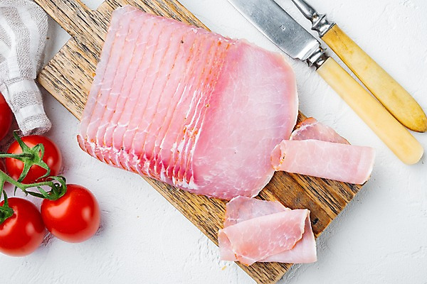 포토 JPG 해외이미지 방울토마토 실내 돼지고기 사람없음 하이앵글 나이프 흰배경 슬라이스 나무도마 하몽 해외포토 식기 뷰포인트 백그라운드 토마토 도마 육류 내부 목재 흰색 칼 햄 파일형식