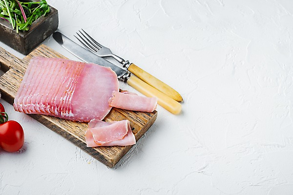 포토 JPG 해외이미지 포크 방울토마토 실내 돼지고기 사람없음 나이프 상추 흰배경 슬라이스 나무도마 하몽 해외포토 식기 백그라운드 토마토 채소 도마 육류 내부 목재 흰색 칼 햄 파일형식