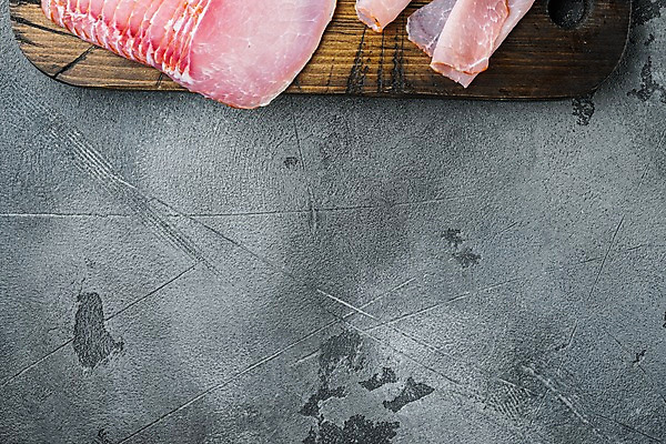 포토 JPG 해외이미지 회색배경 실내 돼지고기 사람없음 하이앵글 슬라이스 나무도마 하몽 카피스페이스 해외포토 뷰포인트 백그라운드 도마 육류 내부 목재 공백 회색 햄 파일형식