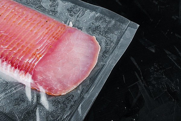 포토 JPG 해외이미지 포장 검은배경 실내 돼지고기 사람없음 슬라이스 진공 하몽 진공포장 해외포토 백그라운드 육류 내부 검은색 햄 파일형식