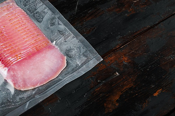 포토 JPG 해외이미지 포장 실내 돼지고기 사람없음 슬라이스 나무탁자 진공 하몽 카피스페이스 진공포장 해외포토 탁자 육류 내부 공백 햄 파일형식