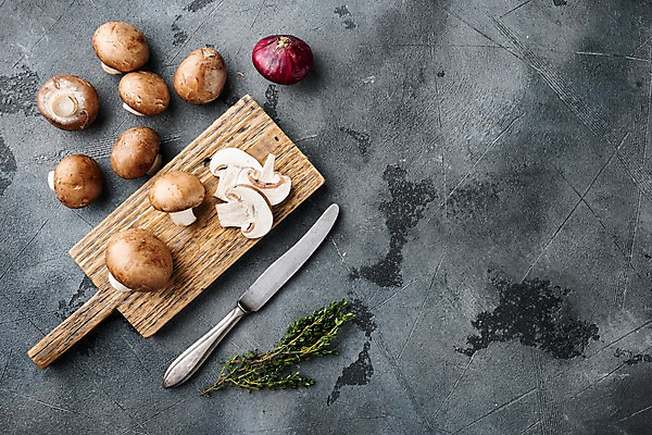 포토 JPG 해외이미지 회색배경 실내 사람없음 하이앵글 나이프 슬라이스 양송이 백리향 적양파 카피스페이스 해외포토 식기 뷰포인트 백그라운드 양파 내부 버섯 공백 회색 칼 파일형식