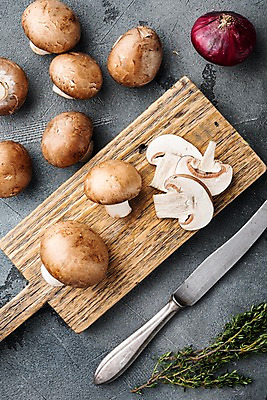 포토 JPG 해외이미지 회색배경 실내 사람없음 하이앵글 나이프 슬라이스 양송이 나무도마 백리향 적양파 해외포토 식기 뷰포인트 백그라운드 양파 도마 내부 목재 버섯 회색 칼 파일형식