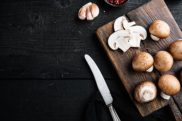 포토 JPG 해외이미지 검은배경 실내 마늘 사람없음 하이앵글 나이프 슬라이스 양송이 나무도마 카피스페이스 해외포토 식기 뷰포인트 백그라운드 채소 도마 내부 목재 검은색 버섯 공백 칼 파일형식