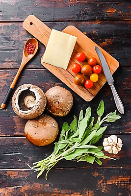 포토 JPG 해외이미지 채소 방울토마토 치즈 실내 마늘 사람없음 하이앵글 나이프 양송이 나무숟가락 나무도마 나무탁자 해외포토 식기 뷰포인트 토마토 탁자 유제품 도마 내부 목재 숟가락 버섯 칼 파일형식