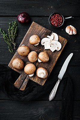 포토 JPG 해외이미지 그릇 검은배경 실내 마늘 사람없음 하이앵글 나이프 슬라이스 양송이 후추 백리향 적양파 해외포토 식기 뷰포인트 백그라운드 채소 양파 내부 검은색 버섯 칼 향신료 파일형식