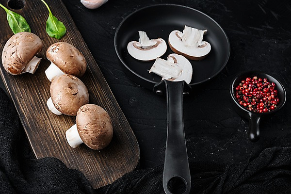 포토 JPG 해외이미지 그릇 잎 검은배경 실내 사람없음 프라이팬 슬라이스 양송이 후추 나무도마 해외포토 식물 식기 백그라운드 주방용품 도마 내부 목재 검은색 버섯 향신료 파일형식