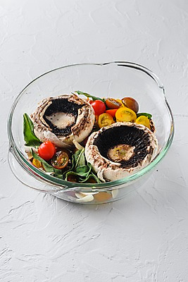 포토 JPG 해외이미지 방울토마토 실내 사람없음 샐러드 흰배경 깻잎 양송이 유리그릇 해외포토 그릇 음식 백그라운드 토마토 채소 유리 내부 버섯 흰색 파일형식