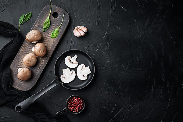 포토 JPG 해외이미지 그릇 잎 검은배경 실내 마늘 사람없음 하이앵글 프라이팬 양송이 후추 나무도마 카피스페이스 해외포토 식물 식기 뷰포인트 백그라운드 채소 주방용품 도마 내부 목재 검은색 버섯 공백 향신료 파일형식