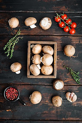 포토 JPG 해외이미지 그릇 방울토마토 실내 사람없음 하이앵글 나무상자 양송이 후추 나무탁자 백리향 해외포토 식기 뷰포인트 토마토 탁자 내부 상자 버섯 향신료 파일형식
