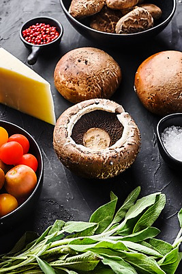 포토 JPG 해외이미지 그릇 채소 방울토마토 검은배경 치즈 실내 사람없음 소금 양송이 후추 해외포토 식기 백그라운드 토마토 유제품 내부 검은색 버섯 향신료 파일형식