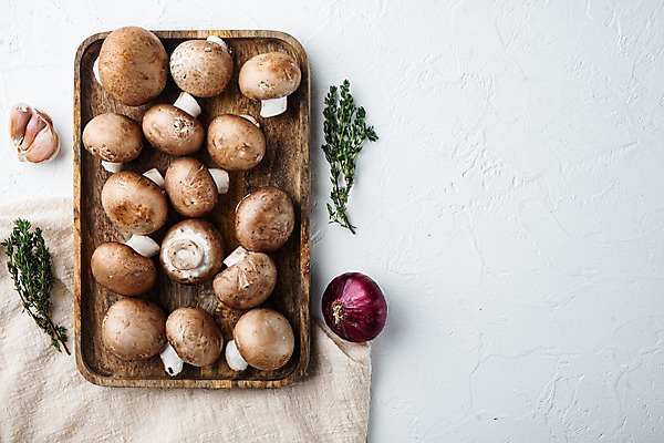 포토 JPG 해외이미지 실내 마늘 사람없음 하이앵글 흰배경 양송이 나무쟁반 백리향 적양파 카피스페이스 해외포토 뷰포인트 백그라운드 채소 양파 쟁반 내부 목재 버섯 공백 흰색 파일형식