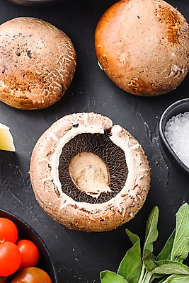 포토 JPG 해외이미지 그릇 채소 방울토마토 검은배경 실내 사람없음 하이앵글 양송이 해외포토 식기 뷰포인트 백그라운드 토마토 내부 검은색 버섯 파일형식