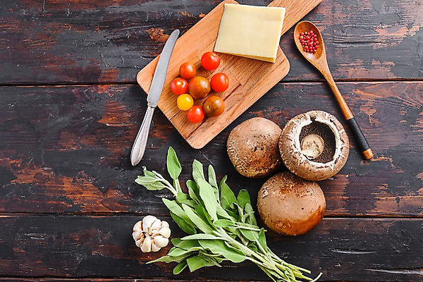 포토 JPG 해외이미지 채소 방울토마토 치즈 실내 마늘 사람없음 하이앵글 나이프 양송이 나무숟가락 나무도마 나무탁자 해외포토 식기 뷰포인트 토마토 탁자 유제품 도마 내부 목재 숟가락 버섯 칼 파일형식