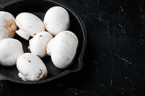 포토 JPG 해외이미지 검은배경 실내 사람없음 여러개 프라이팬 양송이 카피스페이스 해외포토 다수 백그라운드 주방용품 내부 검은색 버섯 공백 파일형식