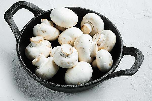 포토 JPG 해외이미지 실내 사람없음 여러개 냄비 흰배경 양송이 해외포토 다수 백그라운드 내부 버섯 흰색 솥 파일형식