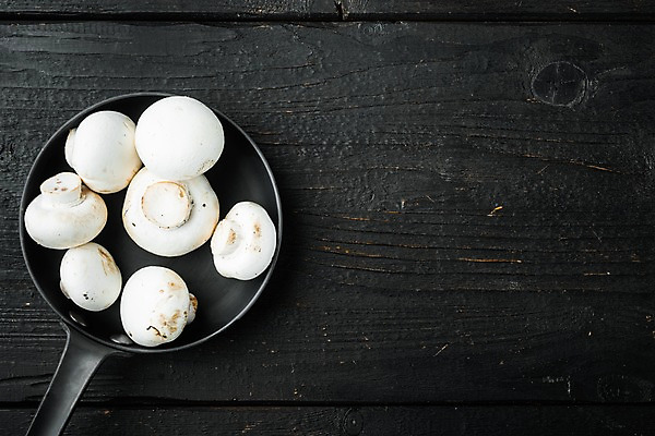 포토 JPG 해외이미지 검은배경 실내 사람없음 하이앵글 여러개 프라이팬 양송이 카피스페이스 해외포토 뷰포인트 다수 백그라운드 주방용품 내부 검은색 버섯 공백 파일형식