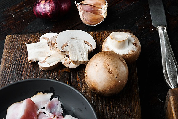 포토 JPG 해외이미지 접시 검은배경 실내 마늘 사람없음 나이프 슬라이스 양송이 베이컨 나무도마 적양파 해외포토 식기 백그라운드 채소 양파 도마 돼지고기 내부 목재 검은색 버섯 칼 파일형식