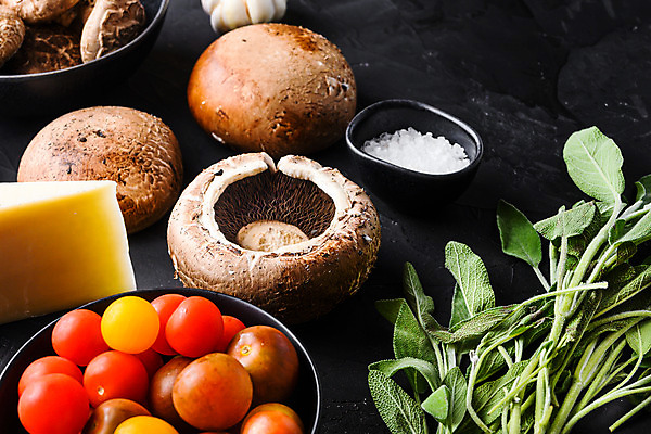 포토 JPG 해외이미지 그릇 채소 방울토마토 검은배경 치즈 실내 마늘 사람없음 소금 양송이 해외포토 식기 백그라운드 토마토 유제품 내부 검은색 버섯 파일형식