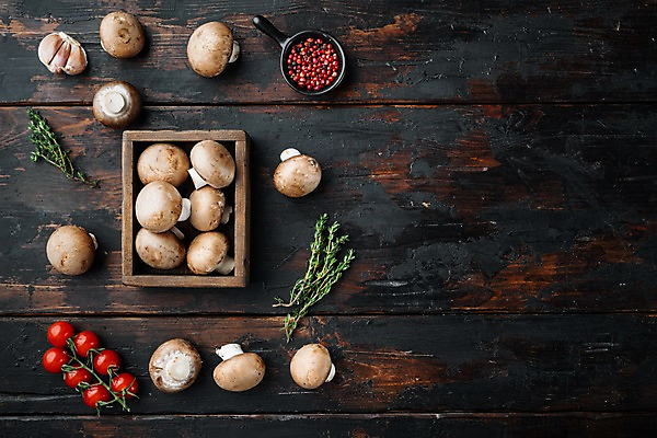 포토 JPG 해외이미지 그릇 방울토마토 실내 사람없음 하이앵글 나무상자 양송이 후추 나무탁자 백리향 카피스페이스 해외포토 식기 뷰포인트 토마토 탁자 내부 상자 버섯 공백 향신료 파일형식