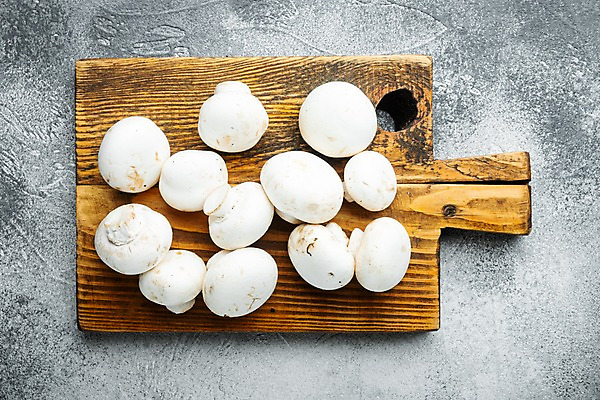 포토 JPG 해외이미지 회색배경 실내 사람없음 하이앵글 여러개 양송이 나무도마 해외포토 뷰포인트 다수 백그라운드 도마 내부 목재 버섯 회색 파일형식