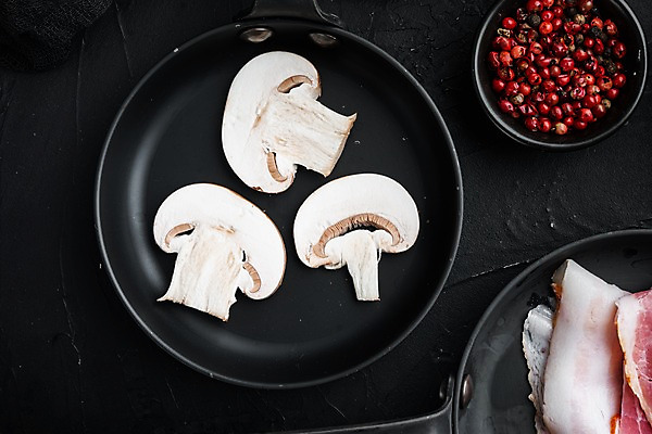 포토 JPG 해외이미지 그릇 검은배경 실내 사람없음 하이앵글 프라이팬 슬라이스 양송이 베이컨 후추 해외포토 식기 뷰포인트 백그라운드 주방용품 돼지고기 내부 검은색 버섯 향신료 파일형식