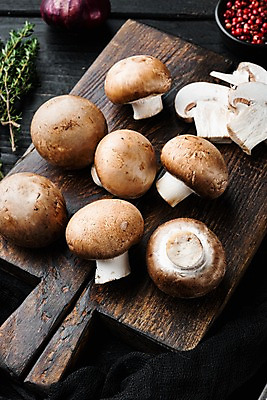 포토 JPG 해외이미지 그릇 검은배경 실내 사람없음 슬라이스 양송이 후추 나무도마 백리향 적양파 해외포토 식기 백그라운드 양파 도마 내부 목재 검은색 버섯 향신료 파일형식