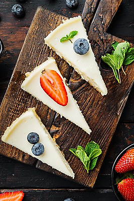 포토 JPG 해외이미지 딸기 디저트 실내 사람없음 하이앵글 달콤 조각케이크 허브 블루베리 치즈케이크 나무도마 나무배경 해외포토 식물 음식 뷰포인트 백그라운드 과일 도마 내부 목재 케이크 맛 파일형식