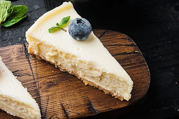 포토 JPG 해외이미지 검은배경 디저트 실내 근접촬영 사람없음 달콤 조각케이크 허브 블루베리 치즈케이크 나무도마 해외포토 식물 음식 뷰포인트 백그라운드 과일 도마 내부 목재 케이크 검은색 맛 파일형식