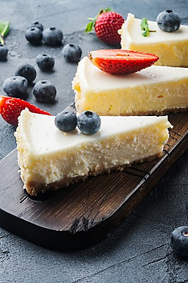 포토 JPG 해외이미지 회색배경 딸기 디저트 실내 사람없음 달콤 조각케이크 블루베리 치즈케이크 나무도마 해외포토 음식 백그라운드 과일 도마 내부 목재 케이크 회색 맛 파일형식