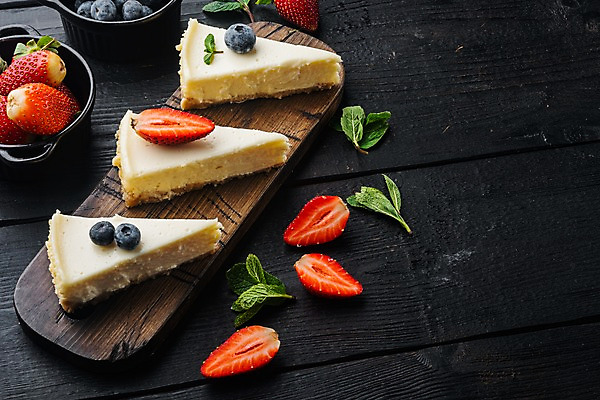 포토 JPG 해외이미지 그릇 딸기 검은배경 디저트 실내 사람없음 달콤 조각케이크 허브 블루베리 치즈케이크 나무도마 카피스페이스 해외포토 식물 식기 음식 백그라운드 과일 도마 내부 목재 케이크 검은색 공백 맛 파일형식