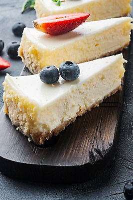 포토 JPG 해외이미지 회색배경 딸기 디저트 실내 근접촬영 사람없음 달콤 조각케이크 블루베리 치즈케이크 나무도마 해외포토 음식 뷰포인트 백그라운드 과일 도마 내부 목재 케이크 회색 맛 파일형식