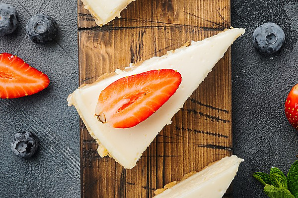 포토 JPG 해외이미지 회색배경 딸기 디저트 실내 근접촬영 사람없음 하이앵글 달콤 조각케이크 블루베리 치즈케이크 나무도마 해외포토 음식 뷰포인트 백그라운드 과일 도마 내부 목재 케이크 회색 맛 파일형식